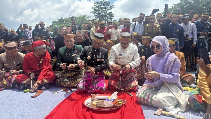 Bupati Bone Andi Asman Sulaiman membuka kegiatan Mattompang Akbar 10.000 bilah.