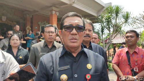 Bupati Tabanan I Komang Gede Sanjaya saat diwawancarai di DPRD Tabanan, Rabu (9/4/2025).
