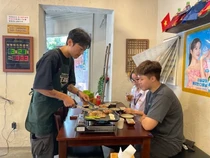 Karyawan Korea Ini Sukses Jadi Penjual Makanan di Vietnam