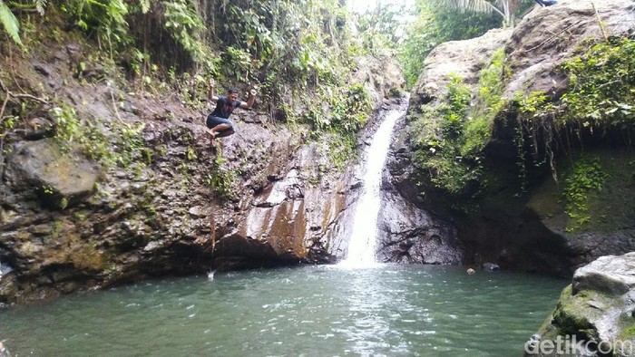 Curug Panganten di Desa Tanjungsari, Kecamatan Sadananya, Kabupaten Ciamis.