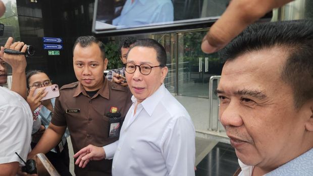 Djoko Tjandra (kemeja putih dan kaca mata) usai diperiksa KPK (Adrial/detikcom)