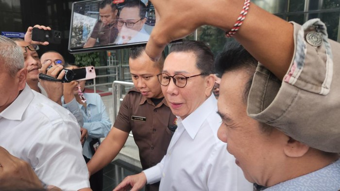 Djoko Tjandra (kemeja putih dan kaca mata) usai diperiksa KPK (Adrial/detikcom)