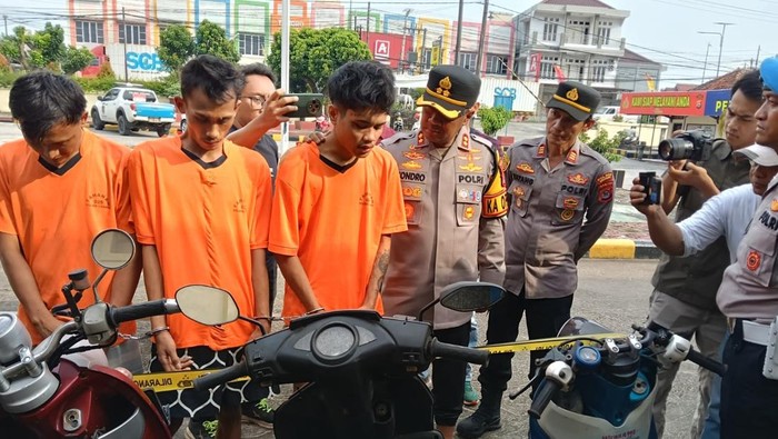 Dua pemuda inisial AC (20) dan UP (28) ditangkap usai mencuri motor anggota Bhabinkamtibmas Polsek Cikande.