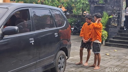Dua tersangka, JS dan YA, saat akan dibawa ke sel tahanan Denpasar Selatan, Rabu (9/4/2025).