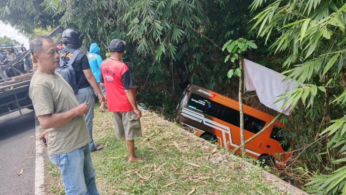 Elf terperosok ke parit di Banyuwangi