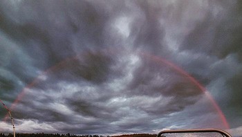 Pelangi Merah Ini Terjadi Saat Tengah Malam di Finlandia Foto: Boredpanda