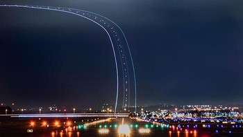 Foto long exposure 30 Detik Pesawat Terbang yang Berangkat dari Landasan Pacu Foto: Boredpanda