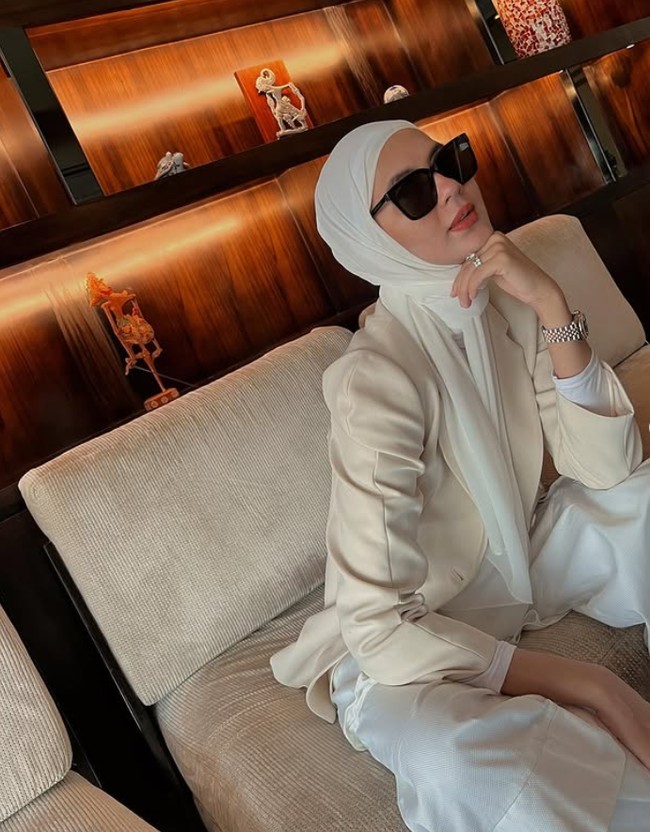 Penampilan Paula Verhoeven memakai hijab pashmina instan putih saat liburan mendapatkan banjir pujian dari warganet. MasyaAllah... Cantik ... Elegan... 😍😍😍, puji akun @asih1038. Masya Allah tabarakallah cantik sekali mama pau😍, saut akun @khusnlantimiftah. Semakin cantik kak paula😍😍, puji akun @suginikg. Foto: Dok. Instagram @paula_verhoeven.
