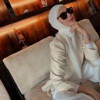 Penampilan Paula Verhoeven memakai hijab pashmina instan putih saat liburan mendapatkan banjir pujian dari warganet. MasyaAllah... Cantik ... Elegan... 😍😍😍, puji akun @asih1038. Masya Allah tabarakallah cantik sekali mama pau😍, saut akun @khusnlantimiftah. Semakin cantik kak paula😍😍, puji akun @suginikg. Foto: Dok. Instagram @paula_verhoeven.