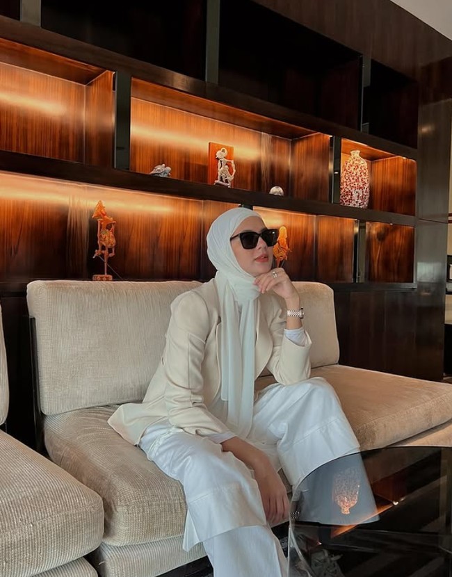 Mudik ke kampung halamannya yang berada di Semarang, Jawa Tengah. Paula menikmati momen liburan dan istrirahat sejenak dari beragam kegiatannya. Take the time you need to heal and rest🤍🌱, tulis Paula di akun Instagramnya. Foto: Dok. Instagram @paula_verhoeven.