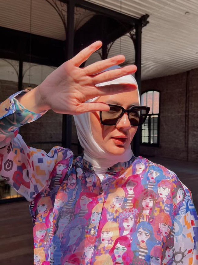 Hijab pashmina instan menjadi andalan gaya hijab Paula sehari-hari dan dalam beragam kegiatannya. Kali ini ibu dari Kiano Tiger Wong dan Kenzo Eldrago Wong memadukan hijab pashmina instan putih dengan kemeja. Ia membentuk hijab dengan ikat rapi ke belakang dan melengkapi penampilannya dengan kaca mata hitam. Foto: Dok. Instagram @paula_verhoeven.