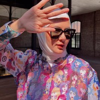 Hijab pashmina instan menjadi andalan gaya hijab Paula sehari-hari dan dalam beragam kegiatannya. Kali ini ibu dari Kiano Tiger Wong dan Kenzo Eldrago Wong memadukan hijab pashmina instan putih dengan kemeja. Ia membentuk hijab dengan ikat rapi ke belakang dan melengkapi penampilannya dengan kaca mata hitam. Foto: Dok. Instagram @paula_verhoeven.