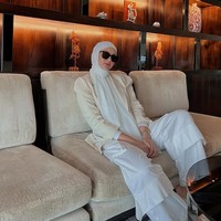 Masih mengenakan hijab instan putih, kali ini Paula tampil edgy. Ia memadukan blazer beige dengan setelan atasan dan celana serba putih. Ia juga menamakai jam tangan dan kaca mata hitam.  Foto: Dok. Instagram @paula_verhoeven.