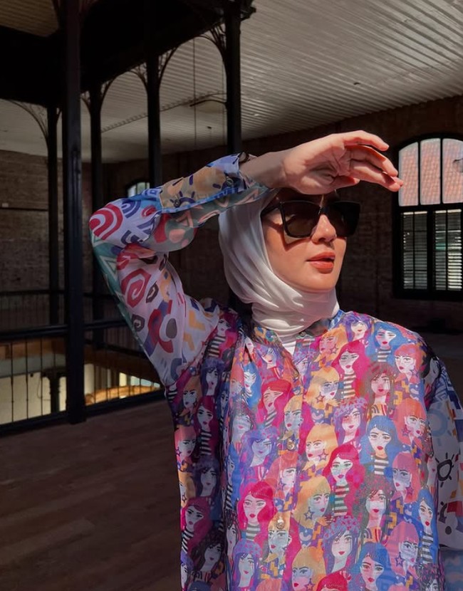 Wanita kelahiran 18 September 1987 ini memakai hijab putih dipadu dengan kemeja colorful. Hijabers biasanya menghindari hijab warna putih karena akan terlihat kusam. Namun dengan padu padan yang tepat, wajah Paula terlihat semakin memesona saat mengenakan hijab putih. Foto: Dok. Instagram @paula_verhoeven.