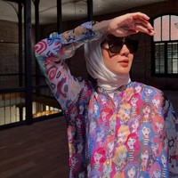 Wanita kelahiran 18 September 1987 ini memakai hijab putih dipadu dengan kemeja colorful. Hijabers biasanya menghindari hijab warna putih karena akan terlihat kusam. Namun dengan padu padan yang tepat, wajah Paula terlihat semakin memesona saat mengenakan hijab putih. Foto: Dok. Instagram @paula_verhoeven.