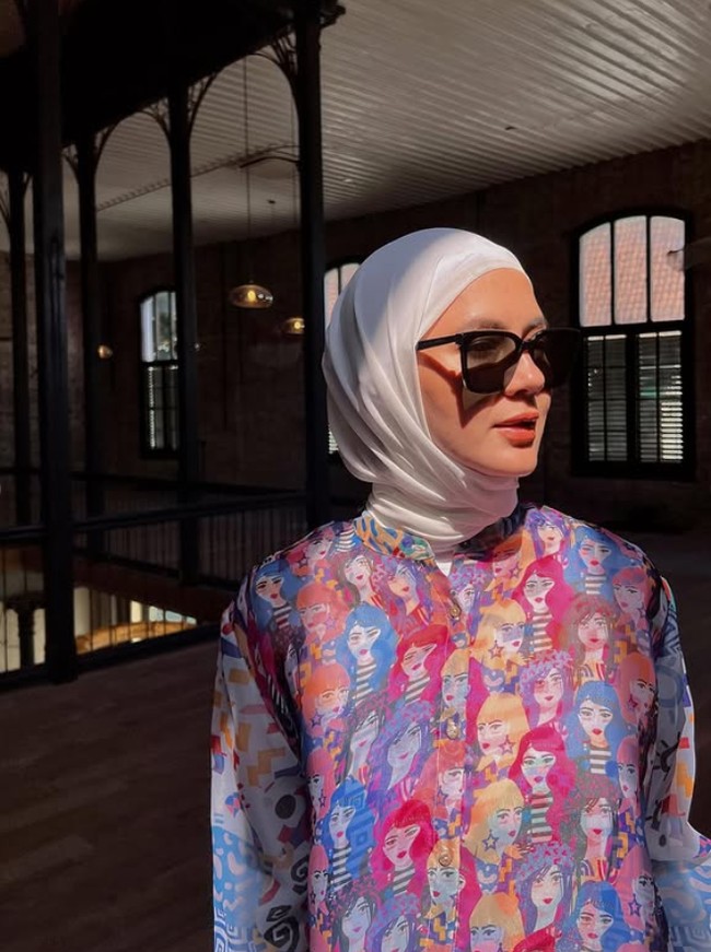 Semenjak memutuskan untuk berhijab usai menunaikan umrah pada Ramadan 2024, penampilan Paula Verhoeven semakin mencuri atensi dan menjadi inspriasi bagi hijabers. Paula kerap mengunggah OOTD di akun Instagramnya @paula_verhoeven. Foto: Dok. Instagram @paula_verhoeven.