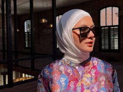 6 Foto Padu Padan Hijab Putih ala Paula Verhoeven Saat Libur Lebaran