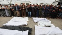 Warga mesalatkan jenazah warga Palestina yang tewas dalam serangan Israel, di rumah sakit Al-Aqsa Martyrs, di Deir Al-Balah di Jalur Gaza, 8 April 2025.  