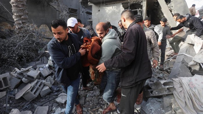 A Palestinian man sits amid rubble at the site of an Israeli strike on a house, in Deir Al-Balah in the central Gaza Strip April 7, 2025. REUTERS/Ramadan Abed     TPX IMAGES OF THE DAY