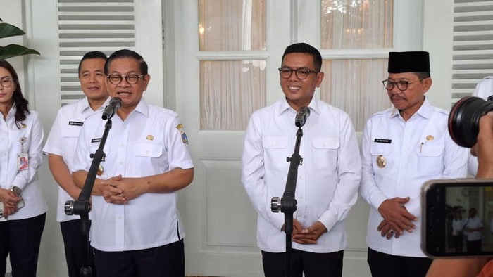 Gubernur Banten Andra Soni (kanan) bertemu dengan Gubernur Jakarta Pramono Anung (kiri).