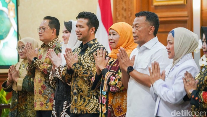Gubernur dan Wakil Gubernur Jatim, Khofifah-Emil menggelar halalbihalal dengan kepala daerah se-Jatim di Grahadi.