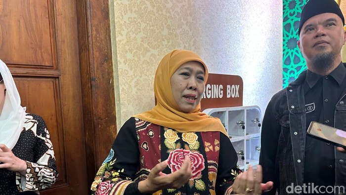 Gubernur Jatim Khofifah Indar Parawansa usai halalbihalal dengan kepala daerah se-Jatim di Gedung Negara Grahadi, Surabaya.