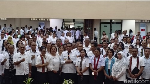 Gubernur NTT saat memberikan sambutan di hadapan ratusan ASN Pemprov NTT di Aula El Tari Kupang, Rabu (9/4/2025).