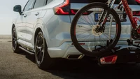 Dari luar Honda CR-V itu telah dilengkapi dengan beberapa aksesori termasuk palang dan pembawa sepeda dari Thule. Foto: Honda