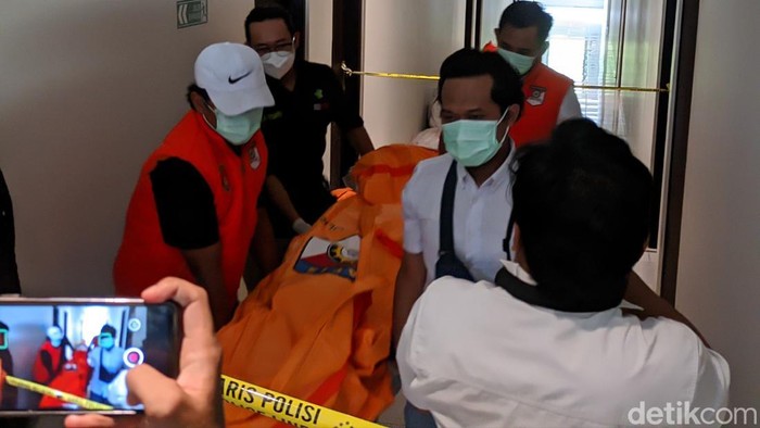 Ibu asal Ponorogo ditemukan tewas di hotel Trenggalek dibunuh kekasihnya. Anaknya dianiaya.