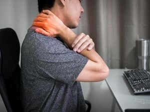 Nyeri Leher saat Bangun Tidur, Salah Bantal atau Saraf Kejepit? Dokter Ungkap Bedanya