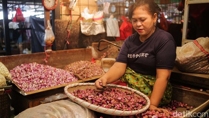 Pedagang menata cabai di Pasar Induk Kramat Jati, Jakarta, Rabu (9/4/2025). Badan Pusat Statistik (BPS) mengungkapkan laju inflasi bulanan pada Maret 2025 mencapai 1,65%. Secara rinci, komoditas dominan yang memicu inflasi adalah tarif listrik mencapai 1,18%, kemudian bawang merah 0,11%, cabai rawit 0,06%, emas perhiasan 0,05% dan daging ayam ras 0,03%.