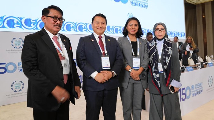 Irine Yusiana Roba Putri (kedua dari kiri).