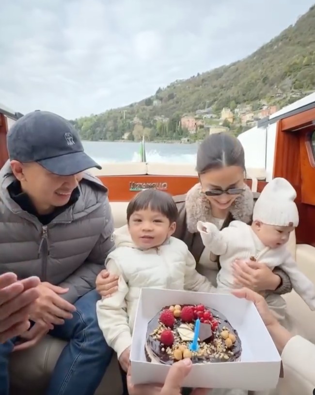 Setelah Lebaran Nikita Willy dan keluarganya pergi berlibur ke Italia. Tak hanya sekedar berlibur, momen tersebut sekaligus untuk merayakan ultah putra pertamanya, Issa Xander yang ke-3. Foto: Instagram/@yorafebrina