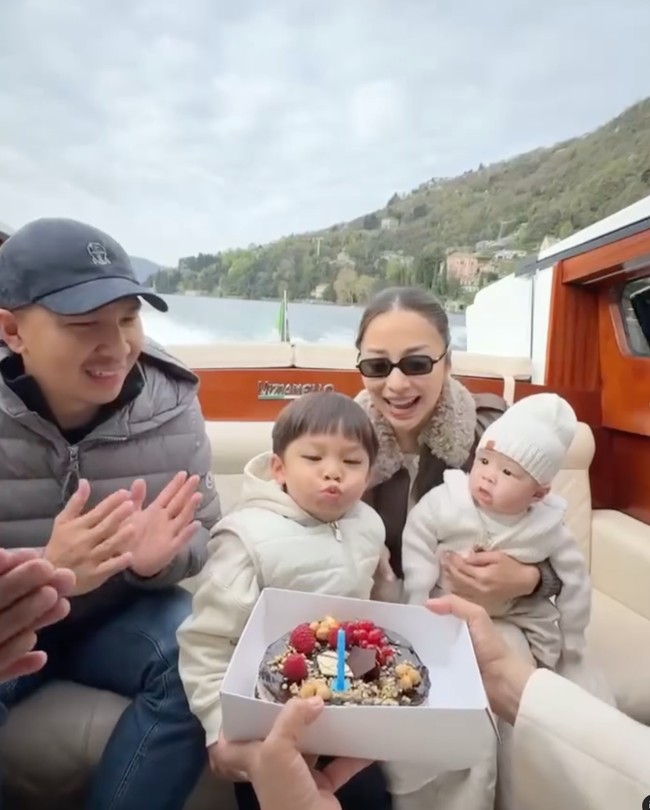 Meski digelar di Italia namun kejutan ulang tahun Issa tampak sederhana. Tampak pihak keluarga yang sudah menyiapkan kue ulang tahun lengkap dengan lilin. Foto: Instagram/@yorafebrina