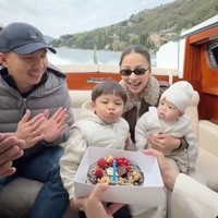 Meski digelar di Italia namun kejutan ulang tahun Issa tampak sederhana. Tampak pihak keluarga yang sudah menyiapkan kue ulang tahun lengkap dengan lilin. Foto: Instagram/@yorafebrina