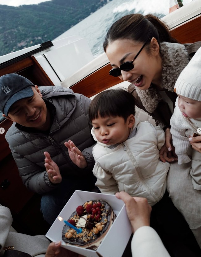 Meski sederhana, namun Issa tampak begitu antusias dan bahagia mendapat kejutan ulang tahun dari keluarga tercinta. Lihat saja gayanya saat akan meniup lilin. Foto: Instagram/@yorafebrina