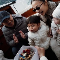 Meski sederhana, namun Issa tampak begitu antusias dan bahagia mendapat kejutan ulang tahun dari keluarga tercinta. Lihat saja gayanya saat akan meniup lilin. Foto: Instagram/@yorafebrina