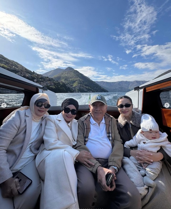 Tak hanya keluarga inti, orangtua Nikita Willy juga tampak ikut berlibur sekaligus merayakan ulang tahun cucu tercinta. Terlihat Nikita dan keluarga yang kompak kenakan pakaian bernuansa coklat. Foto: Instagram/@yorafebrina