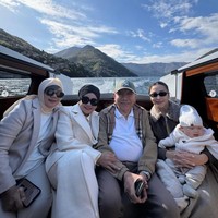 Tak hanya keluarga inti, orangtua Nikita Willy juga tampak ikut berlibur sekaligus merayakan ulang tahun cucu tercinta. Terlihat Nikita dan keluarga yang kompak kenakan pakaian bernuansa coklat. Foto: Instagram/@yorafebrina