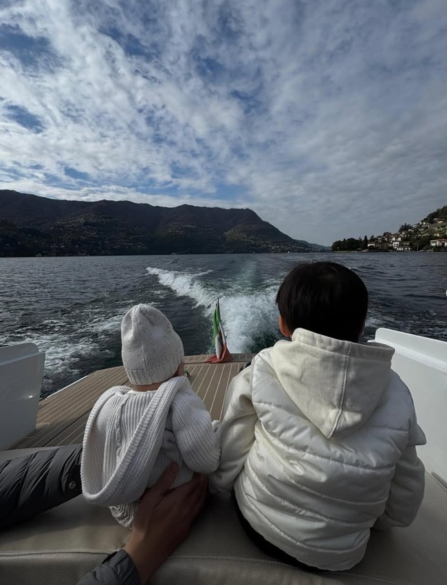 Menggemaskan, Issa tampak berpose dengan sang adik, Nael Idrissa. Dipotret dari belakang, keduanya tampak asik menikmati pemandangan indah dari atas kapal yang dinaikinya. Foto: Instagram/@yorafebrina