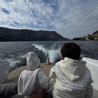 Menggemaskan, Issa tampak berpose dengan sang adik, Nael Idrissa. Dipotret dari belakang, keduanya tampak asik menikmati pemandangan indah dari atas kapal yang dinaikinya. Foto: Instagram/@yorafebrina