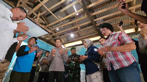 Jajaran Polresta Bogor Kota urun tangan bantu renovasi musala rusak di Bogor (dok.Polresta Bogor Kota)