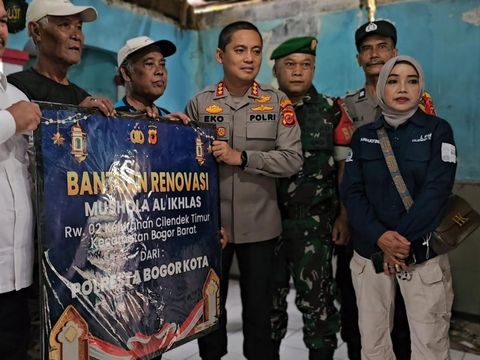 Jajaran Polresta Bogor Kota urun tangan bantu renovasi musala rusak di Bogor (dok.Polresta Bogor Kota)