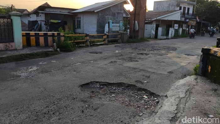 Jalan Angkasa Cirebon rusak dan berlubang.