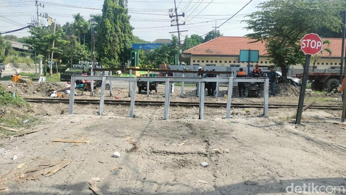 Jalur JPL 11 yang menjadi lokasi kecelakaan trailer menemper KA Jenggala sudah ditutup KAI.