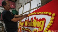 Irwan menyelesaikan pembuatan bunga papan di Kios Ira Florist, Tebet Barat, Jakarta, Rabu (9/4/2025).