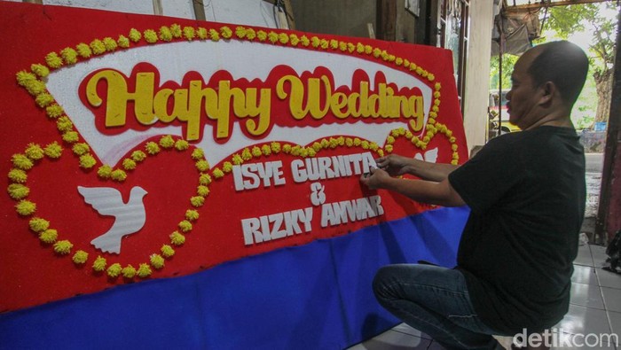 Irwan menyelesaikan pembuatan bunga papan di Kios Ira Florist, Tebet Barat, Jakarta, Rabu (9/4/2025).