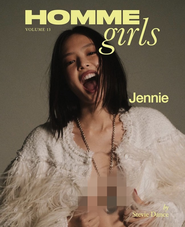 Global ambassador Chanel itu juga terlihat memakai cotton tweed coat berwarna putih dengan aksen rumbai-rumbai dari koleksi Spring Summer 2024/2025. Jennie BLACKPINK tidak memakai dalaman, dan membiarkan kancingnya terbuka. Foto: Instagram