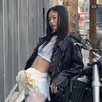 Ada pula gaya Jennie BLACKPINK menaiki motor dalam balutan crop top putih, yang dipadukan dengan leather jacket hitam, celana pendek, dan stocking renda bermotif pita. Foto: Instagram