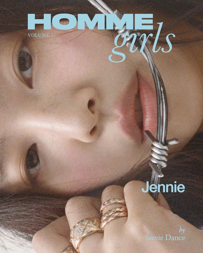 Jennie BLACKPINK menghiasi sampul majalah Amerika, Homme Girls volume 13. Dalam sejumlah foto, pelantun ‘like JENNIE’ itu menampilkan gaya seksi dan berani. Foto: Instagram